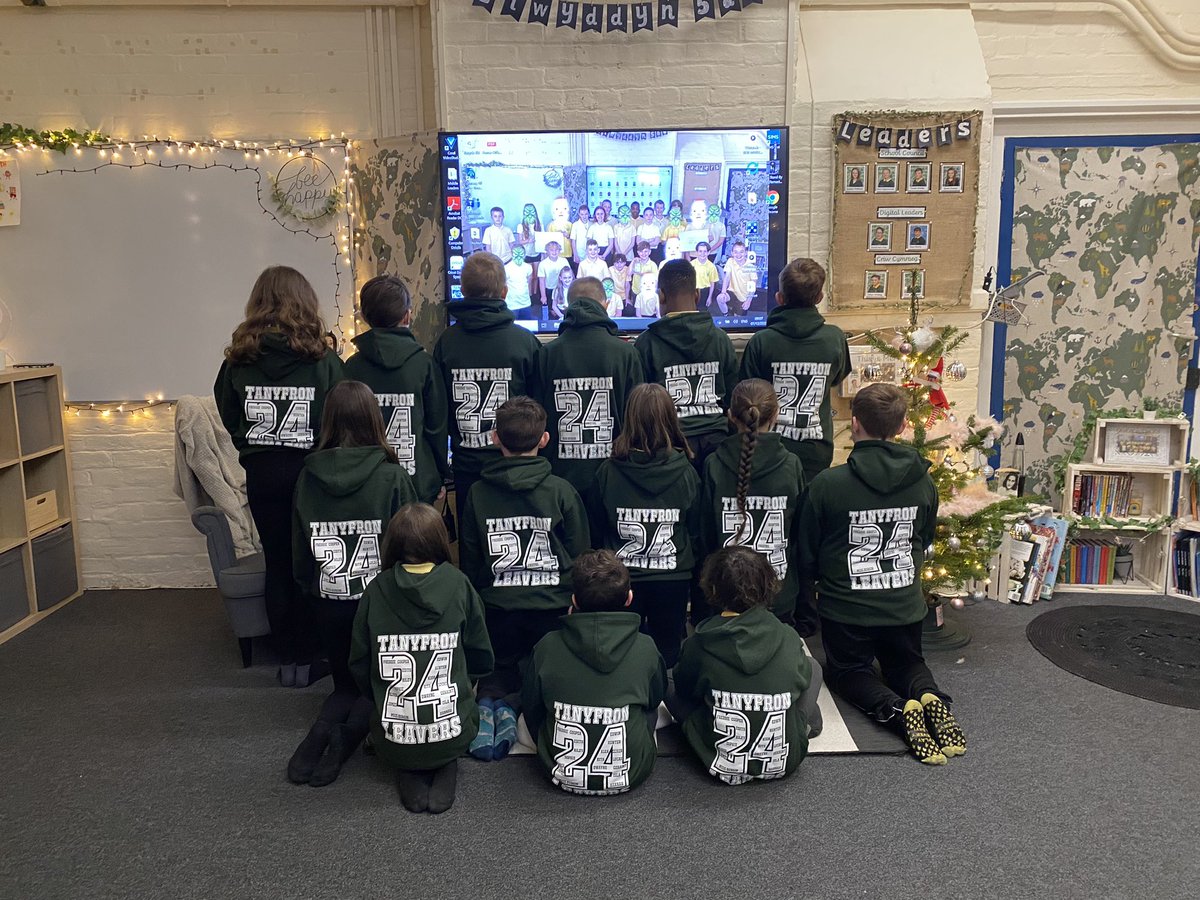 Year 5&amp;6 looking very smart in their leavers hoodies 😊🌟 
#topmarkuniforms