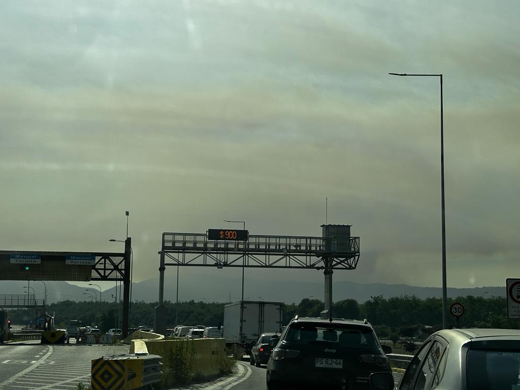 Lonchybeth's tweet photo. @pepitaale Es el incendio de María Pinto, está avanzando hacia Curacaví. Mi hermana envío foto https://t.co/2k5Z6683R3