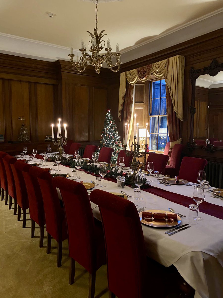🎄All set up for a festive private dining experience🕯️For special occasions there’s nothing quite like having your own private dining space to share with your friends and family.
📞Call to book: 01665 589700 
doxfordhall.com/dining/