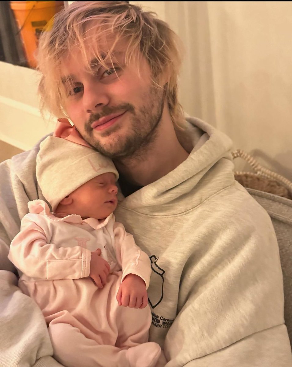 candie_245's tweet photo. The newest member of the @5SOS family has arrived and she goes by Lua Clifford and she is absolutely adorable 🥰 https://t.co/zSHHKdBKYo