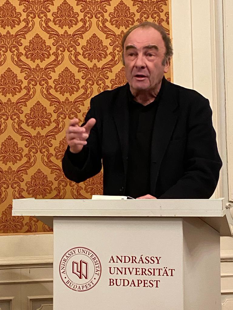kranebitten79's tweet photo. Gespräche über #Europa mit Robert #Menasse in #Budapest @andrassyuni und @MagvetoKiado - mit den Werken die Hauptstadt und Erweiterung, über Visionen, EU-Skepsis, Politik, Nationalismus, Zentraleuropa… #Kulturforum gemeinsam mit @goetheinstitut https://t.co/jAwknvGDCT