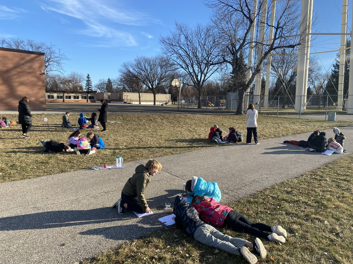 HonkolasClass's tweet image. When December 8th in ND is this nice you take Science outside! #vikinglearners #3rdGrade @paintnersclass