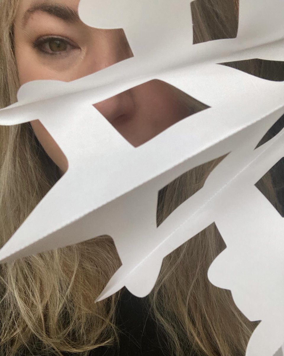 When you’re decorating solo and you imagine you’re attending a masked ball as a Snow Queen, but really you’d hate attending a ball at all. The mask though. What a good idea! ❄️ xxx

#Mask #Solo #Ball #DayDreaming