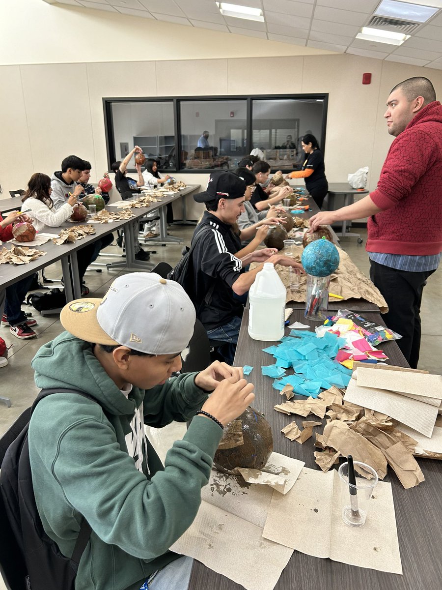 CHUSDAltEd's tweet photo. Art Day at Chesnut 🖌️🎨 https://t.co/XgQrSTG2Iw