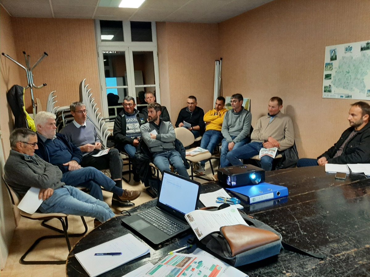fdsea53's tweet photo. #syndical Ce soir la @fdsea53 organise sa réunion dans le canton de Saint Aignan sur Roë, de nombreuses thématiques environnementales sont abordées avec notamment le futur #PAR7 et ces évolutions, ainsi que l'obligation de maintient des prairies permanentes à venir en 2024. https://t.co/n1AOeChitG