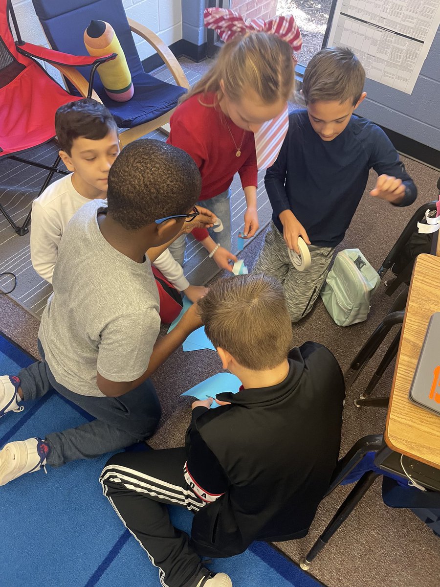 VaughanCounsel1's tweet photo. 5th graders brainstorm and create together- teamwork in action! Teamwork makes the dream work! #SoarOn https://t.co/ySY2ljbqpC