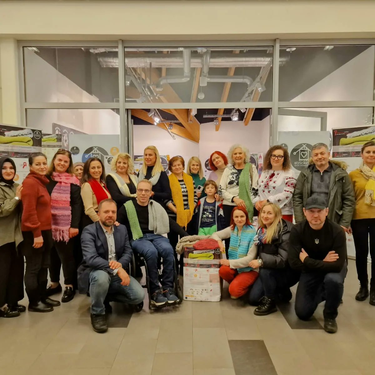 Ein schöner deutsch-ukrainisch-türkischer Strickabend. Bezirksbürgermeisterin Doris Eisenmenger und Ratsherr Ralf Bockstedte waren unsere Ehrengäste im Strickcafe. Mit einem schönen Foto unsere deutsch-türkisch-ukrainische Freundschaft dokumentiert, die wir gemeinsam starken.