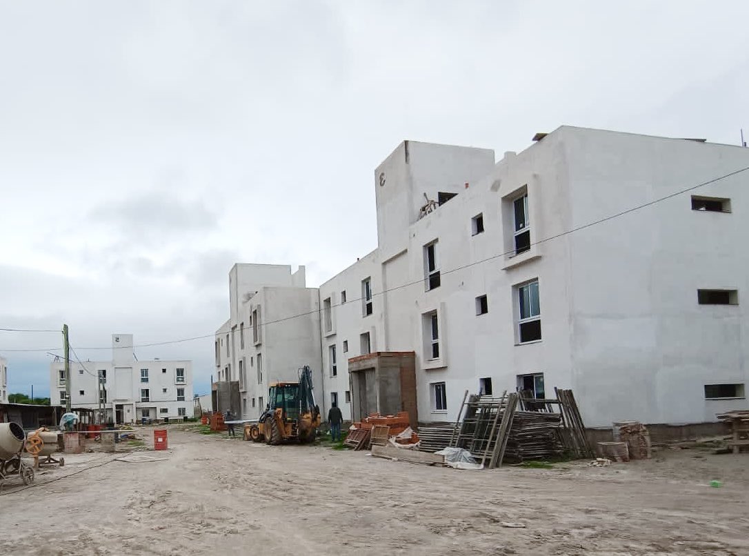 Avanza la obra del complejo habitacional de Rosario de la Frontera 🏡

🚧 Se construyen 48 departamentos de 62 metros cuadrados, actualmente con un avance del 80%.