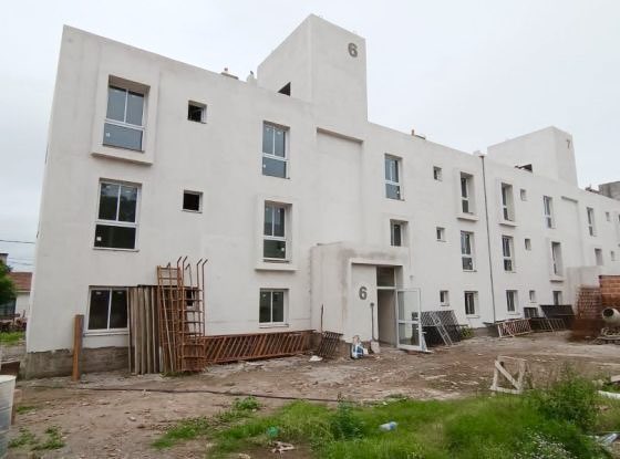El proyecto contempla 8 torres con planta baja y 2 pisos y cada departamento tendrá 2 dormitorios, baño, estar comedor, cocina y lavadero, con termotanque solar incluido.

Más casas, más sueños cumplidos y derechos garantizados ♥️👏🏻