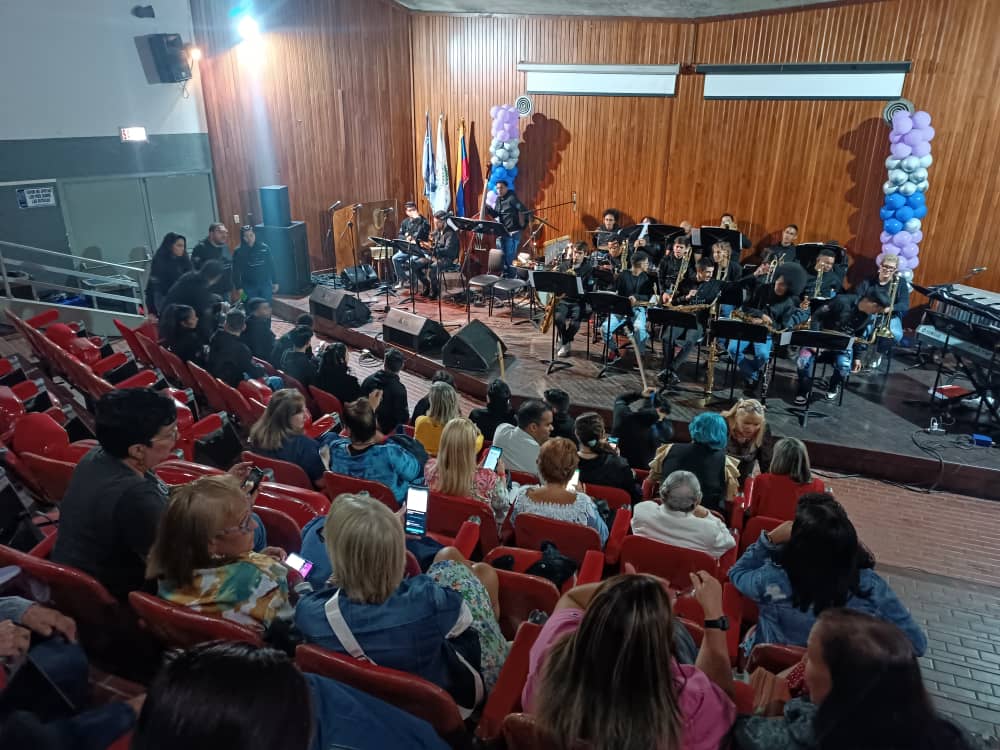 #7Nov | El Centro de Atención a Pacientes con Enfermedades Infectocontagiosas de la Facultad de Odontología de la UCV (@FacOUCV) ofrece un concierto navideño junto a la Big Band Jazz Simón Bolívar (@bigbandjsb) como cierre de la semana de Concientización del VIH