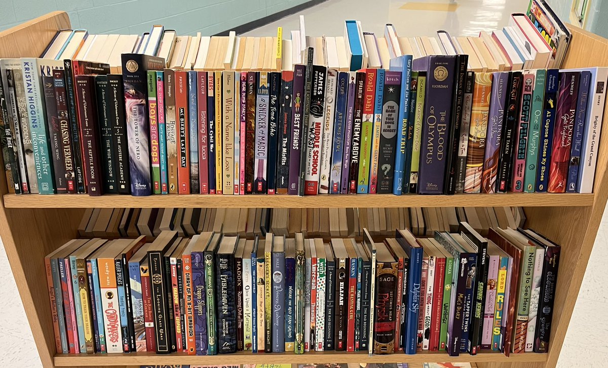 @GlasgowMS Stop by the library and find books for your home library or gifts this holiday season! The books on the table or cart outside of the library are free for you to keep or give away to others! @StephyBookWiz @FCPSR2 @FCPS_LIS @Teachferrara @VictorLeonPowe1