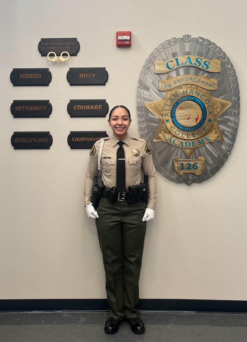 BIG CONGRATSULATIONS to our alumni Ciana Garcia for graduating from the Sheriff's Academy 💪🏽

Way to go, Deputy Garcia. We are so proud of your accomplishments, and thank you for your service! 🩶

#SphsAlumni #Classof2020

@SPHSAthletics2 @SantaPaulaUSD