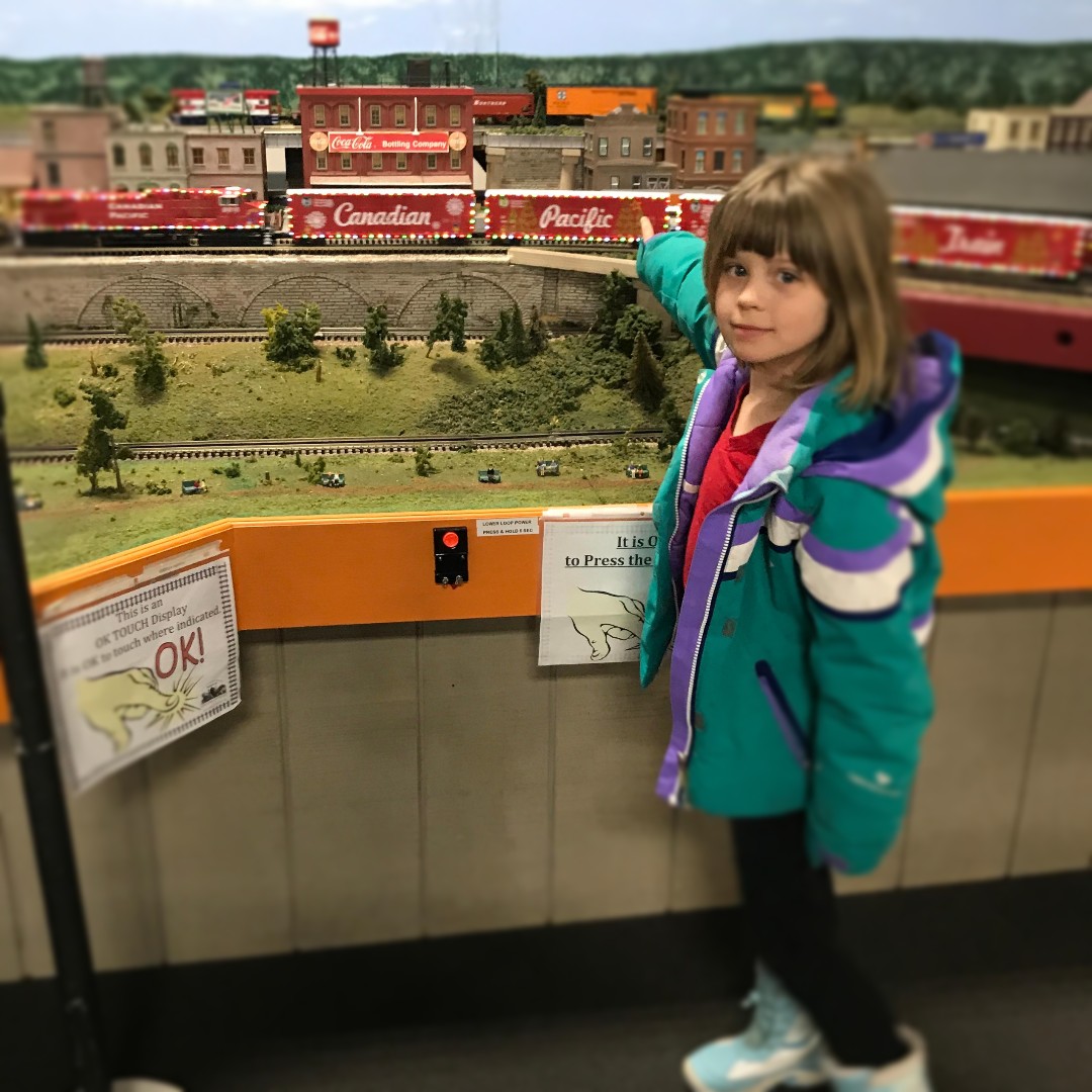 #ThrowbackThursday Young folks are still visiting our partners at the <a href="/TCMRM/">TC Model Railroad Museum</a> for #NightTrains this season and learning about #railsafety, thanks to our dedicated #Volunteers!
Notice the model <a href="/CPKCrail/">CPKC</a> #HolidayTrain too! Hope to see you there!
#ThankfulThursday