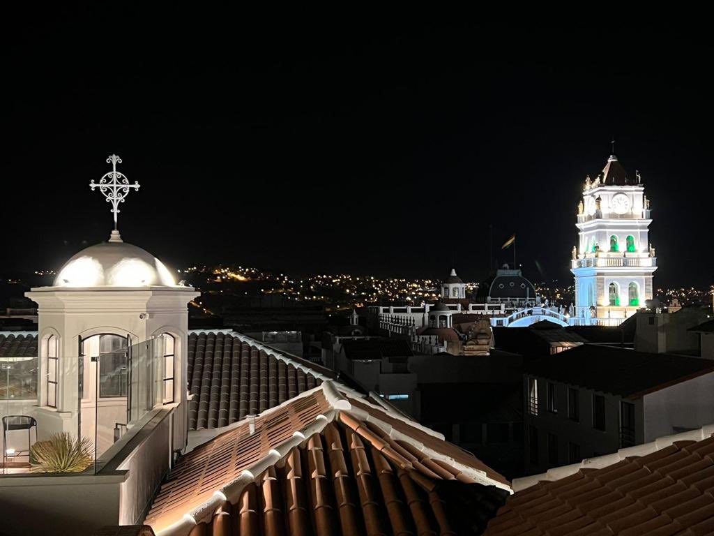 Buenas noticias para #Sucre 🇧🇴<a href="/el_BID/">Banco Interamericano de Desarrollo</a> aprobó un crédito de US$43 millones que impulsará el desarrollo urbano sostenible de esta joya arquitectónica. 365.000 personas se beneficiarán de nuevos espacios públicos, #MovilidadSostenible y #EficienciaEnergética.
shorturl.at/iuABI