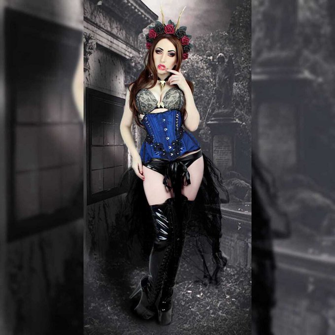 Who's up? 🧐 Little old throwback... miss these gothic styled shoots!  Head Piece and Skull Necklace Hysteria<a href="/tag/megaravibes"class="tags"><span>#megaravibes</span></a>
