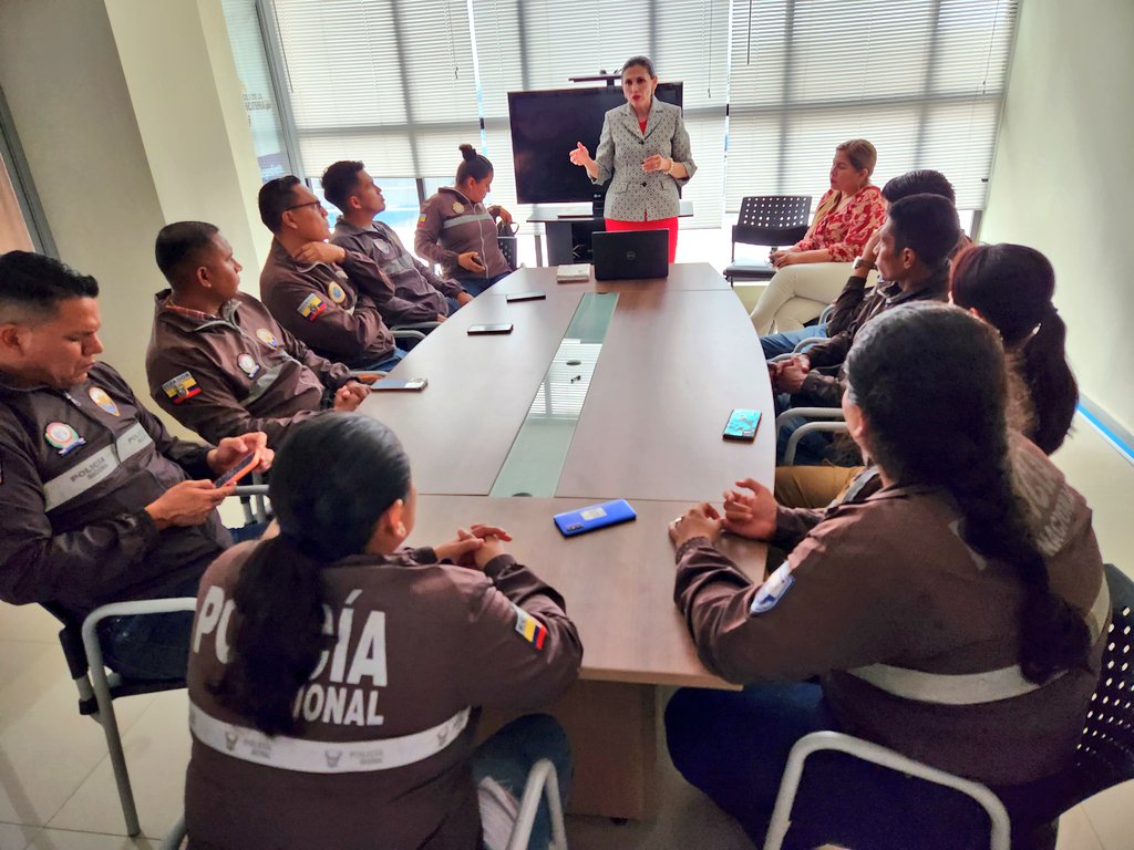 StaElenaCJ's tweet photo. En el marco de los 16 días de activismo contra la violencia de género, la Dir. Prov. de @StaElenaCJ coordinó una capacitación para #UNCIS y #DEVIF de la @PoliciaEcuador con el objetivo de fortalecer la atención prioritaria a víctimas de #violencia y de delitos sexuales. https://t.co/CTndzui8bB