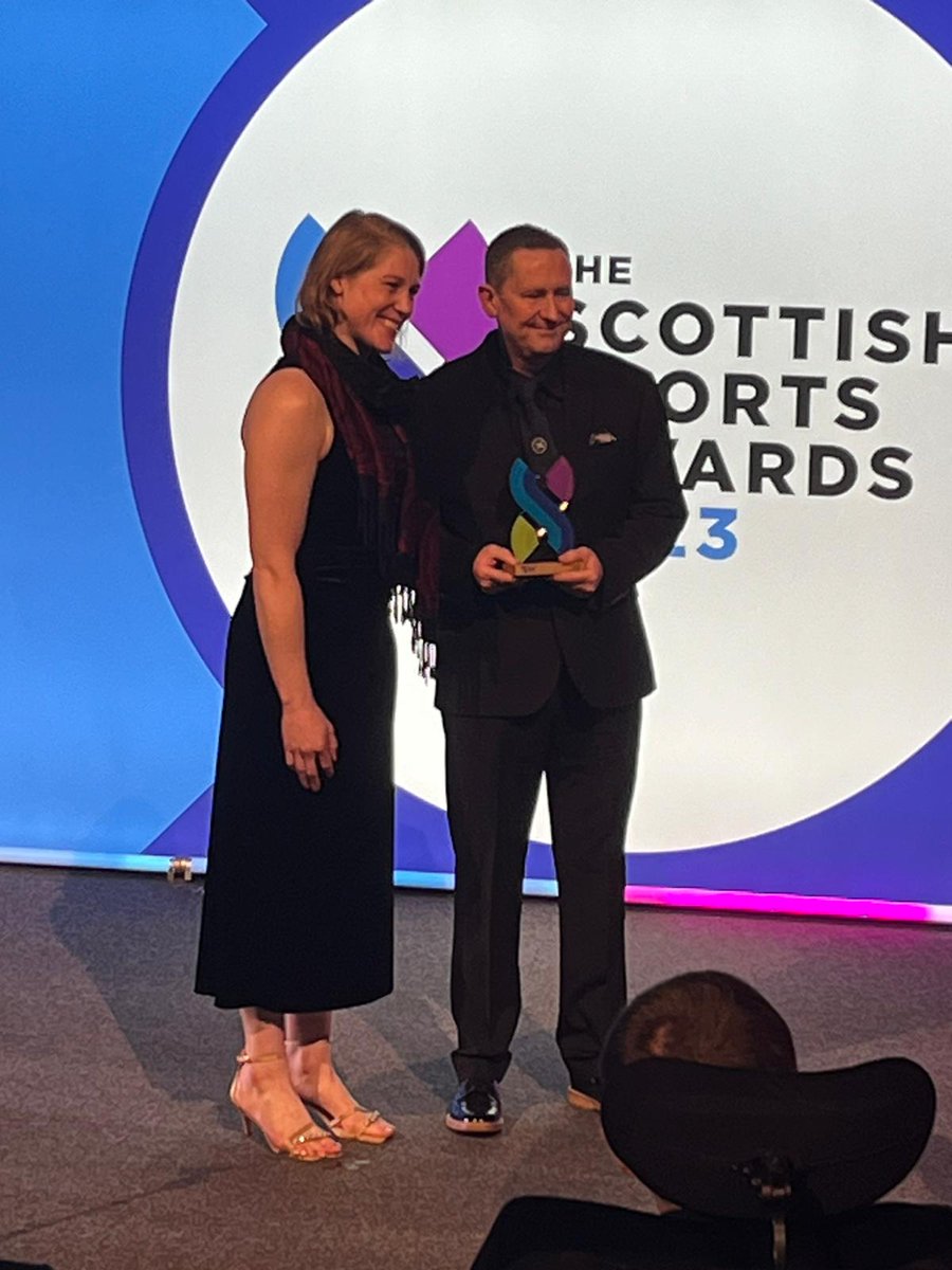 📸STEVE ON STAGE - Here's Steve Doig collecting that fantastic Coach of the Year award at #ScottishSportsAwards23... @HarakaKasi @FifeAC @PitreavieAAC @PamRobson_11 @SALinclusion @SAL_Coaching