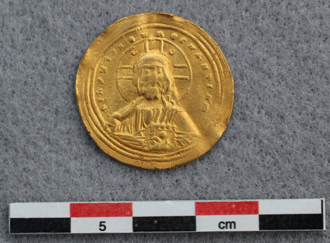 A metal detectorist in the mountains of south-central Norway has discovered a Byzantine gold coin depicting Jesus that was likely minted between A.D. 977 and 1025 and was perhaps carried by King Harald Hardråde (reigned A.D. 1046–1066).

archaeology.org/news/11980-231…