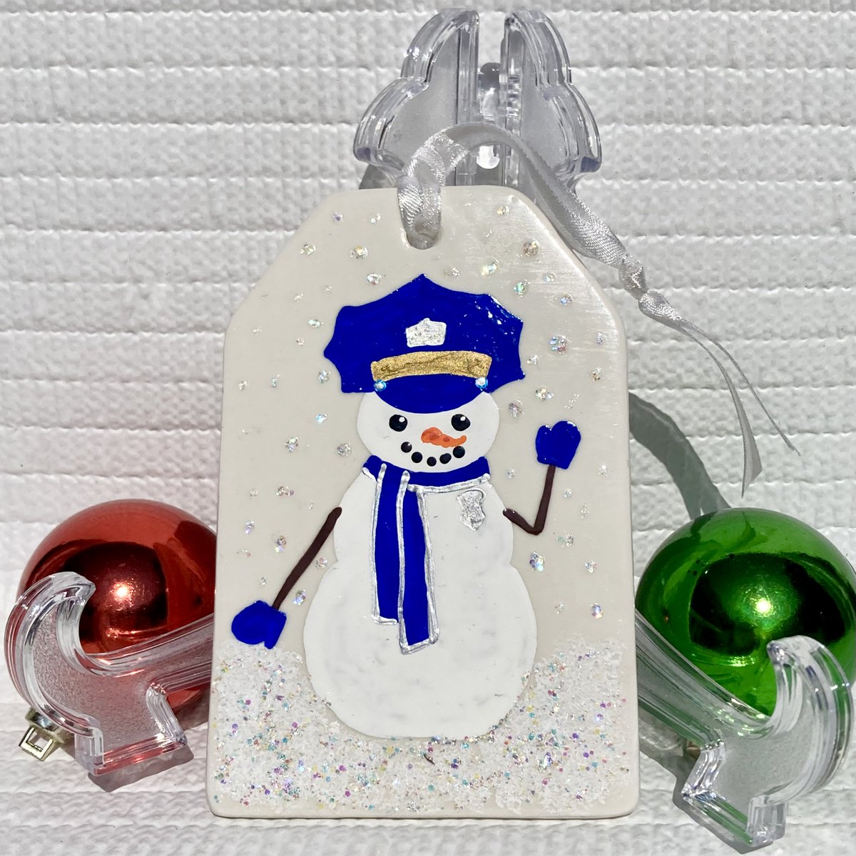 LPaintitpretty's tweet image. Cute stocking stuffer for your fave officer etsy.com/listing/157120… #snowmancop #copornament #ceramicornament #SMILEtt23 #CraftBizParty #etsyshop #etsychristmas