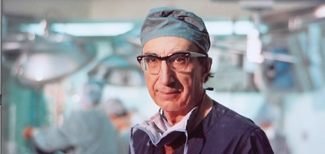 Welcome to another #ThoracicThursday ! Today, we'll be switching it up with a surgeon spotlight 📚 Among surgeons, it's harder to think of a name that rings louder than 'Michael DeBakey' Here's a profile on the legendary surgeon's career🧵