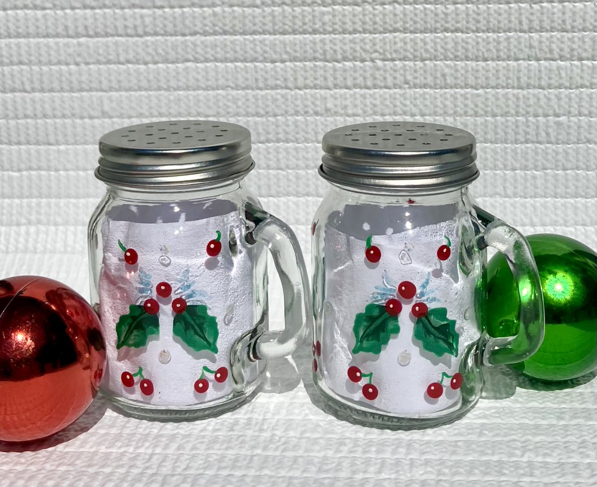 Christmas salt and pepper shakers etsy.com/listing/155027… #saltandpepper #Christmasgifts #stockingstuffer #SMILEtt23 #christmasdecor #hollyshakers #etsyshop #etsychristmas