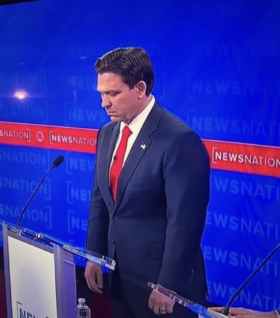 MidManagerMind's tweet image. Me. Meditating before a full day of 1v1s 🧘🏼‍♂️