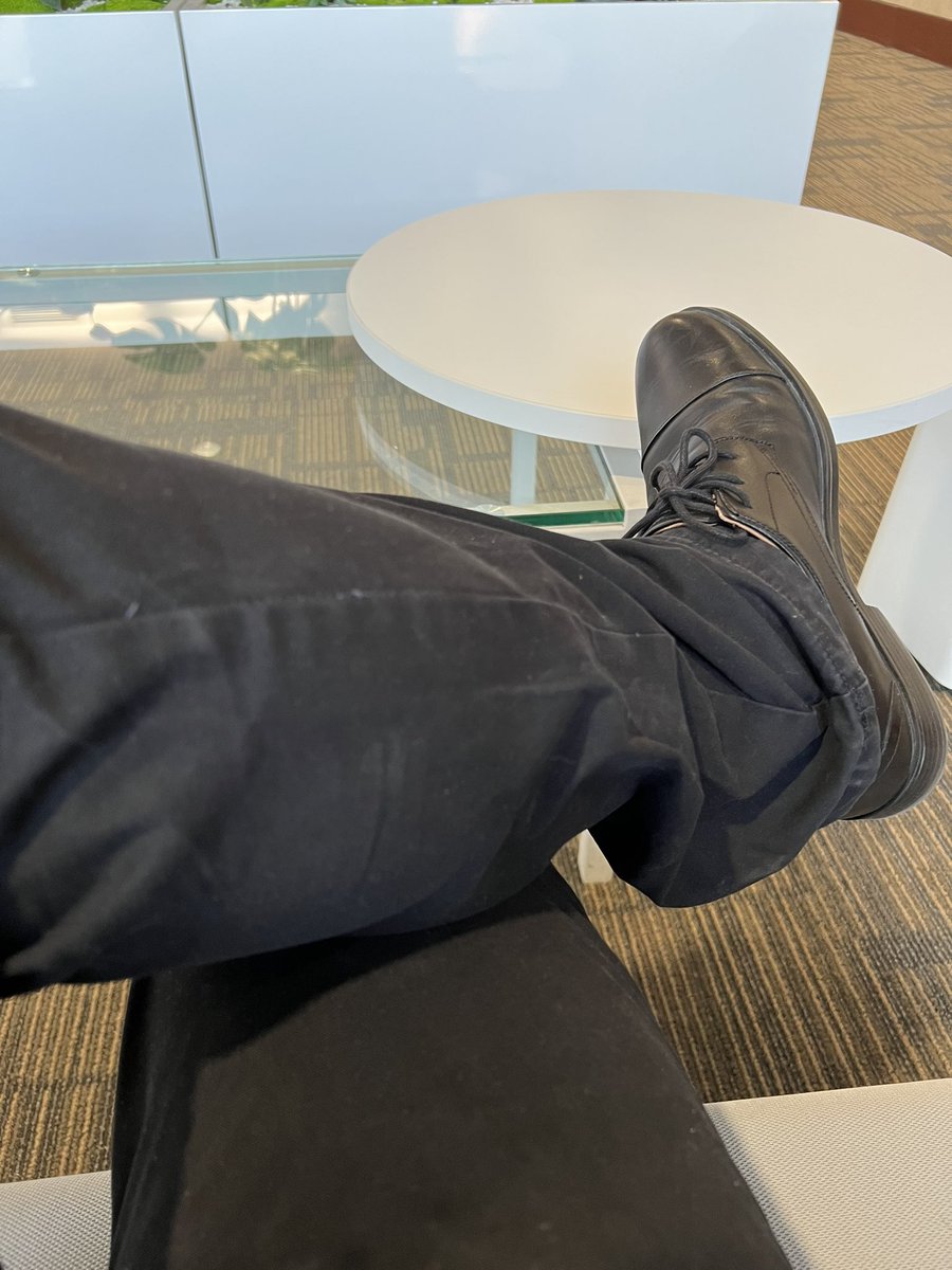 好久没穿皮鞋，有点脏