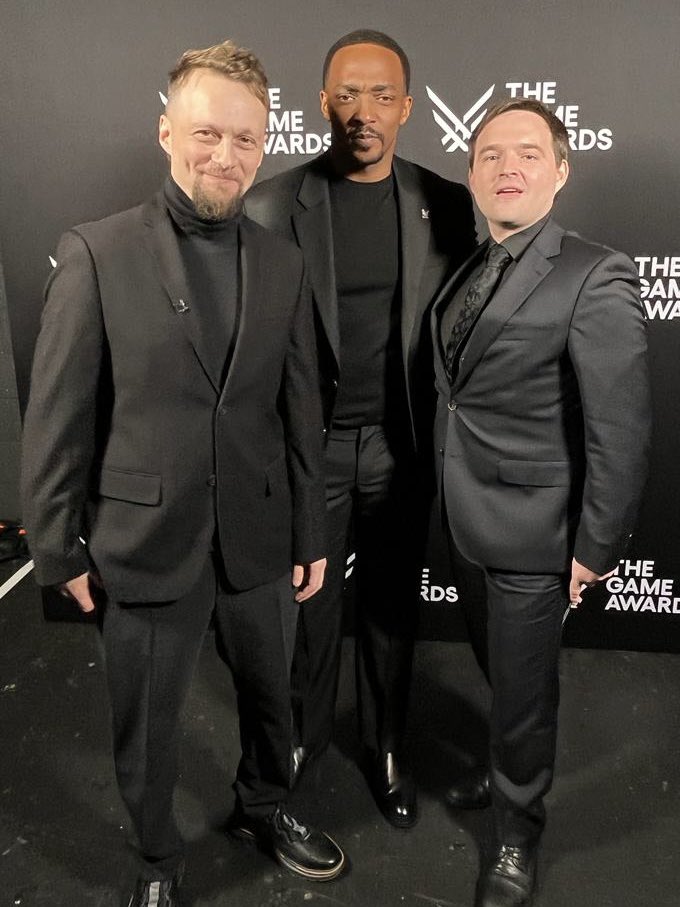 Such an honor to collect in behalf of the team award for Best Ongoing Game for #Cyberpunk2077 😭😭😭

Anthony Mackie told us he loves the game and that was not something I imagined to hear today 😭