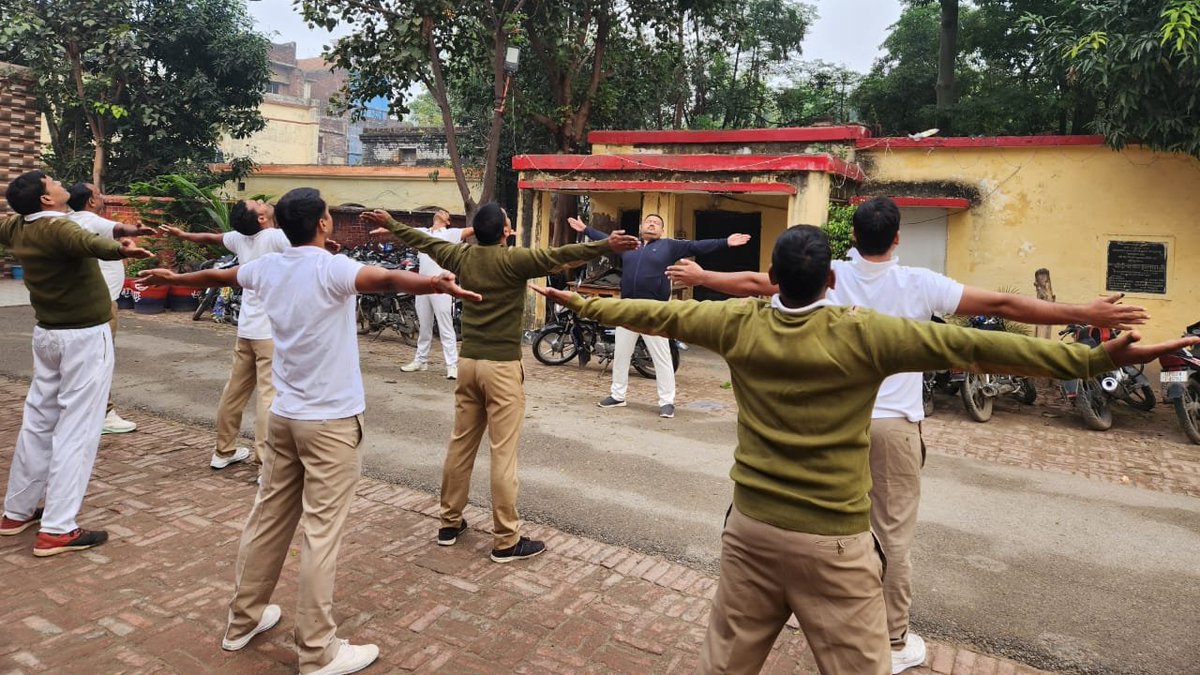 DEORIA POLICE tweet media