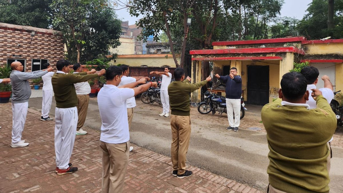 DEORIA POLICE tweet media