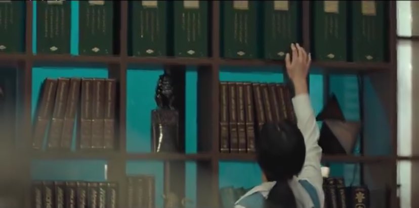 kdramadaisy's tweet image. the demon manual lit up with dohee's presence? 😳 what if she was the demon who made deal with human guwon in the past??
#MyDemon