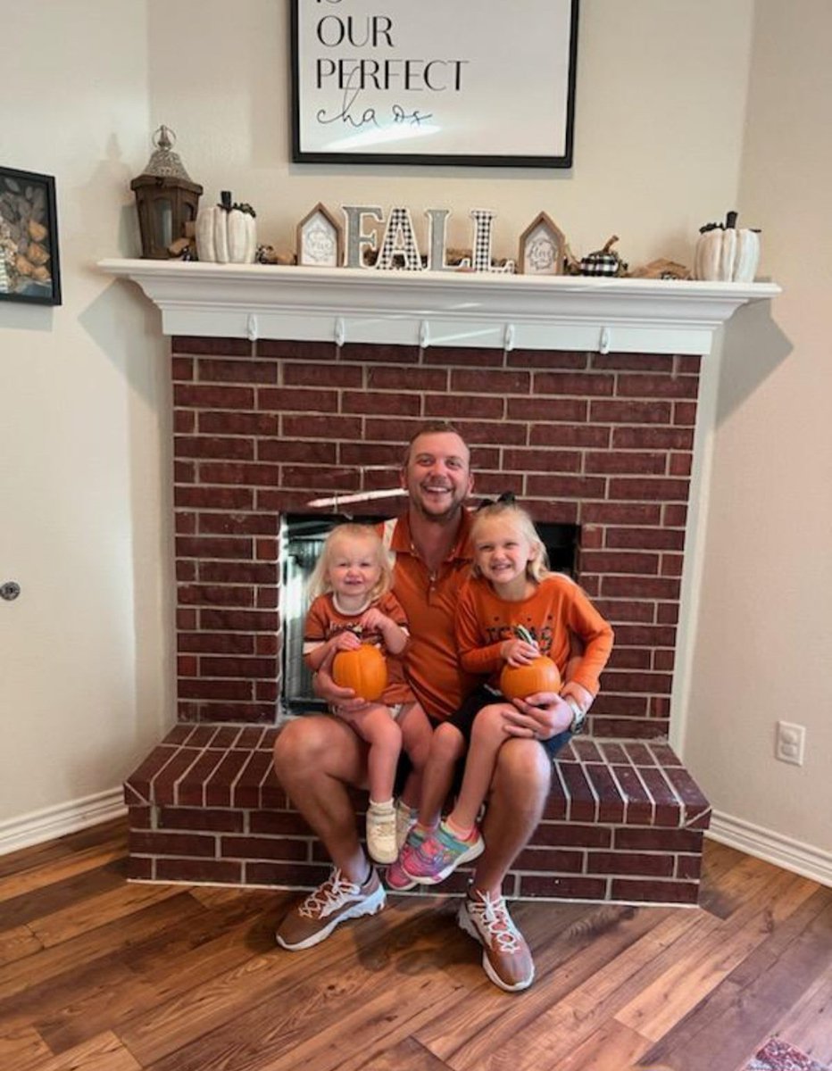 HOOK EM HORNS!
#NoLonghornfanUnder1k 
#GirlDad