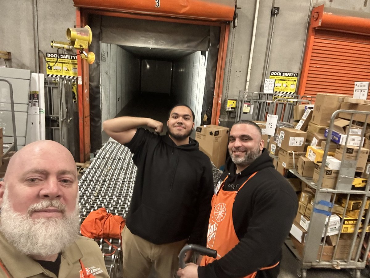 The management team showing their appreciation by unloading a 1,800 piece RDC 💪💪💪