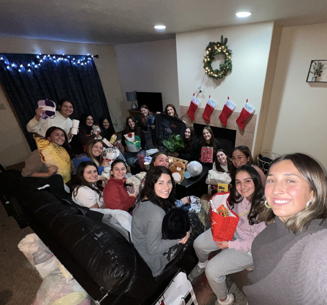 Christmas Festivities with the Skyhawks 🎄🎅🏼 We hope everyone has a wonderful Holiday season!