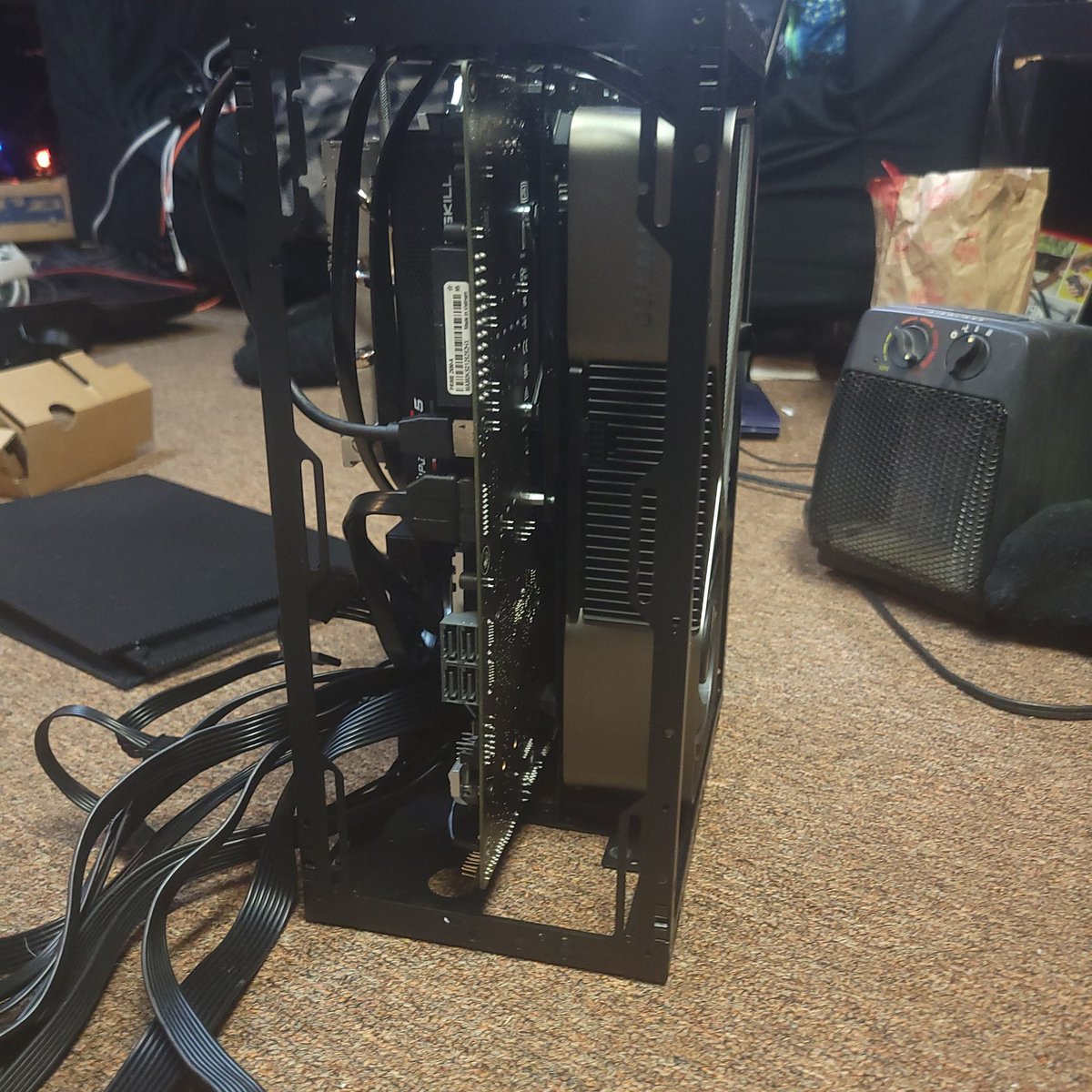 DyLhun's tweet photo. This tiny case never ceases to amaze me. I use it for travel only since the airflow isn't the best. 
Full sized atx motherboard, 4090fe. #ssupd https://t.co/mfOMXkPbVr