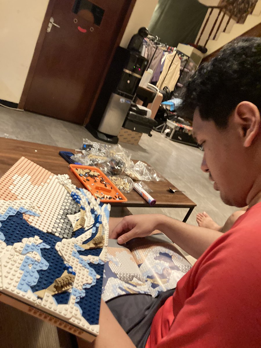 y_hubner's tweet photo. @MadaEmmanuelle @LEGO_Group A night with @MadaEmmanuelle @AndrewLuciano19 and Lego @LEGO_Group 😍👌👍👏 the Hakusai’s Wave done, and Christmas tree accessories done.. Good job guys.. so.. happy… ❤️ https://t.co/TrcQRj4j0V
