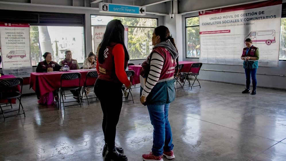 erika_jurez's tweet photo. ¡Tienes que vivirlo!🚠

Hoy nos trasladamos en el #Cablebús de la Línea 2, el Récord Guinness, del teleférico + largo del mundo.

Así, Participación Ciudadana y @JusticiaCivica llevamos la #UnidadMóvil de Gestión de Conflictos Sociales, a donde se requiera.😉

#TrabajamosParaTi https://t.co/jEMUc6dGzN