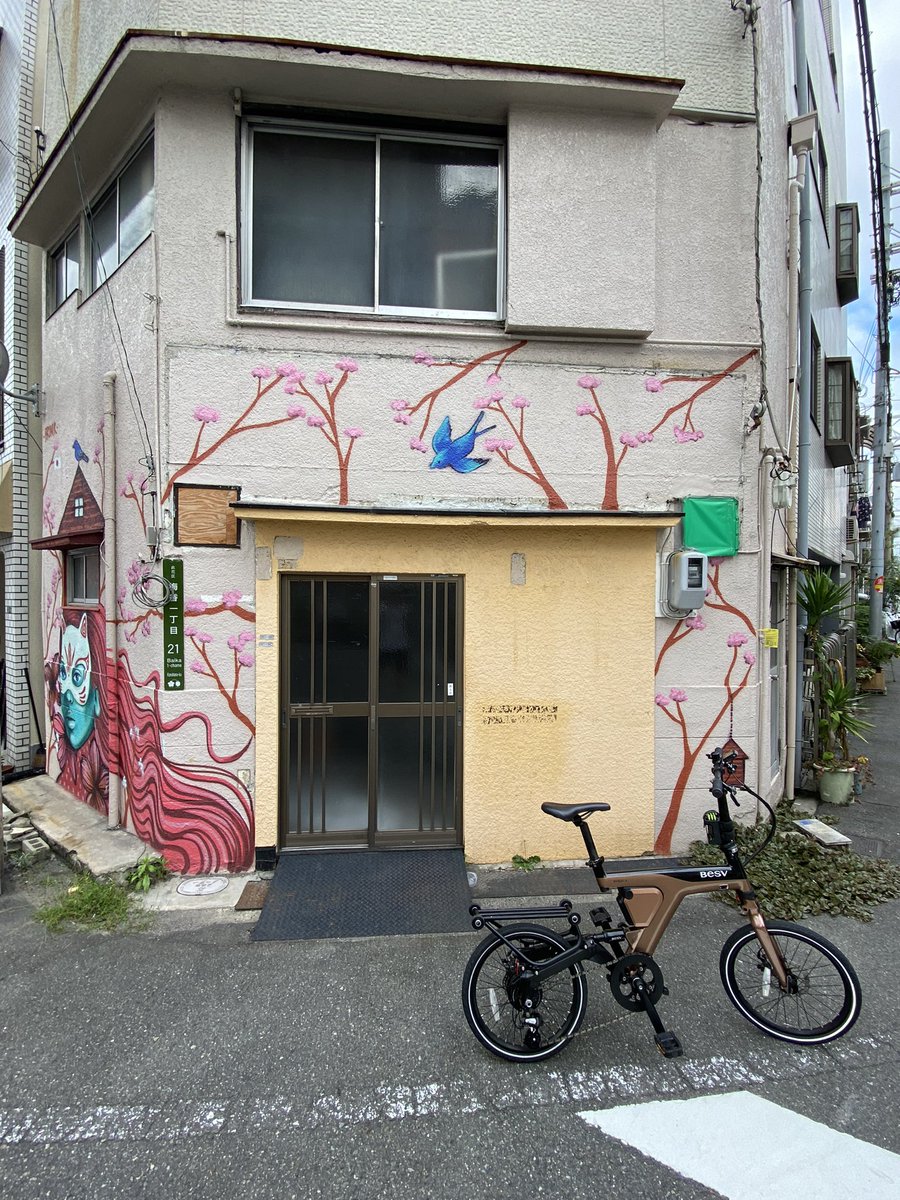 besvjapan's tweet photo. おでかけBESV 〜此花区編〜
今年7月下旬、大阪アート巡りへ🚲
@wallshare さまプロデュース
ミューラル(壁画)でまちを盛り上げる
プロジェクト #ミューラルタウンコノハナ
梅香1丁目エリア内を移動、
#BRONIK さんのアート作品を見てきました🌸
#BESV #ebike #アート https://t.co/PFM3vY26c6