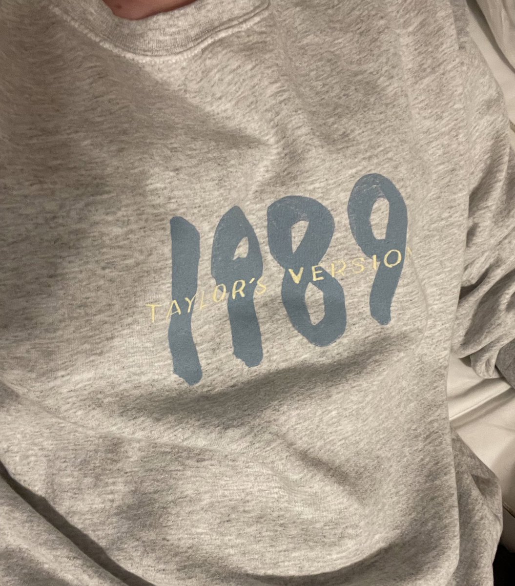 This crewneck is low key so cute and super comfortable