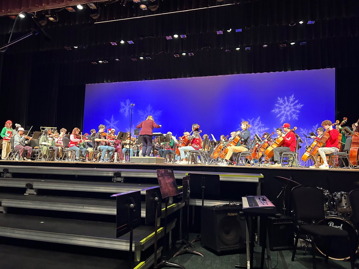 LKWD_DrG's tweet image. This assembly -a shorter version of Sounds of the Season-was fabulous. Of course, this is years in the making, parents and teachers nurturing the talents and interests of our fabulous k-12 students. Long Live Lakewood