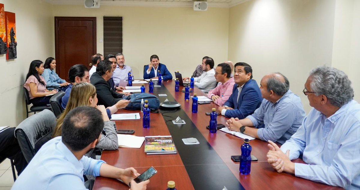 ¡Ecuador 🇪🇨 produce el mejor banano 🍌 del mundo 🌎!

El ministro <a href="/DPalaciosEc/">Danilo Palacios</a> dialogó con representantes de gremios exportadores de banano, a quienes ratificó el compromiso del MAG de trabajar con productores para mejorar la calidad de la fruta e incrementar las exportaciones.