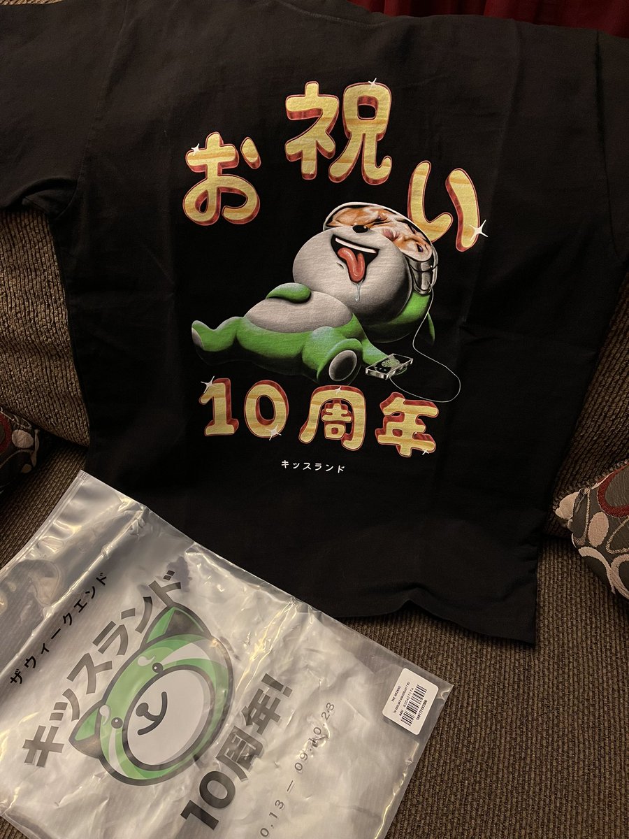 MandyPanda011's tweet photo. My #KissLand 10yr #Wanderlust #Oxcy Tee is here! 🤤🎧💚🖤💚❌⭕️ https://t.co/eoqmyXziSO