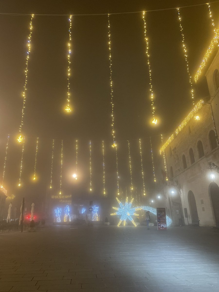 Splendida @assisi le luci nella nebbia ✨✨✨ @cittadiassisi @visitassisi @nataleassisi #Natale2023 #Natale