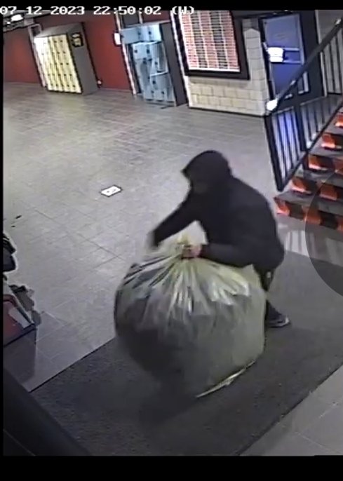 Beste <a href="/PLUSsupermarkt/">PLUS Supermarkt</a> <a href="/albertheijn/">Albert Heijn</a> <a href="/JumboSupermarkt/">Jumbo Supermarkten</a> <a href="/LidlNederland/">Lidl Nederland</a> <a href="/aldinederland2/">aldinederland</a> in de omgeving van #nijmegen 
Mocht deze dief twee grote zakken met statiegeld bij u aanbieden, dan horen wij graag van u. Dank namens sportvereniging <a href="/Quick1888/">Quick 1888</a> #diefstal #statiegeld #vreselijk