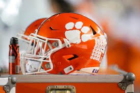 pths_football's tweet photo. Looks like @coachthomp9 had a visitor this week!!! #NoExcuses #Chasing6 #BluesBest https://t.co/f2LNtUxpDB