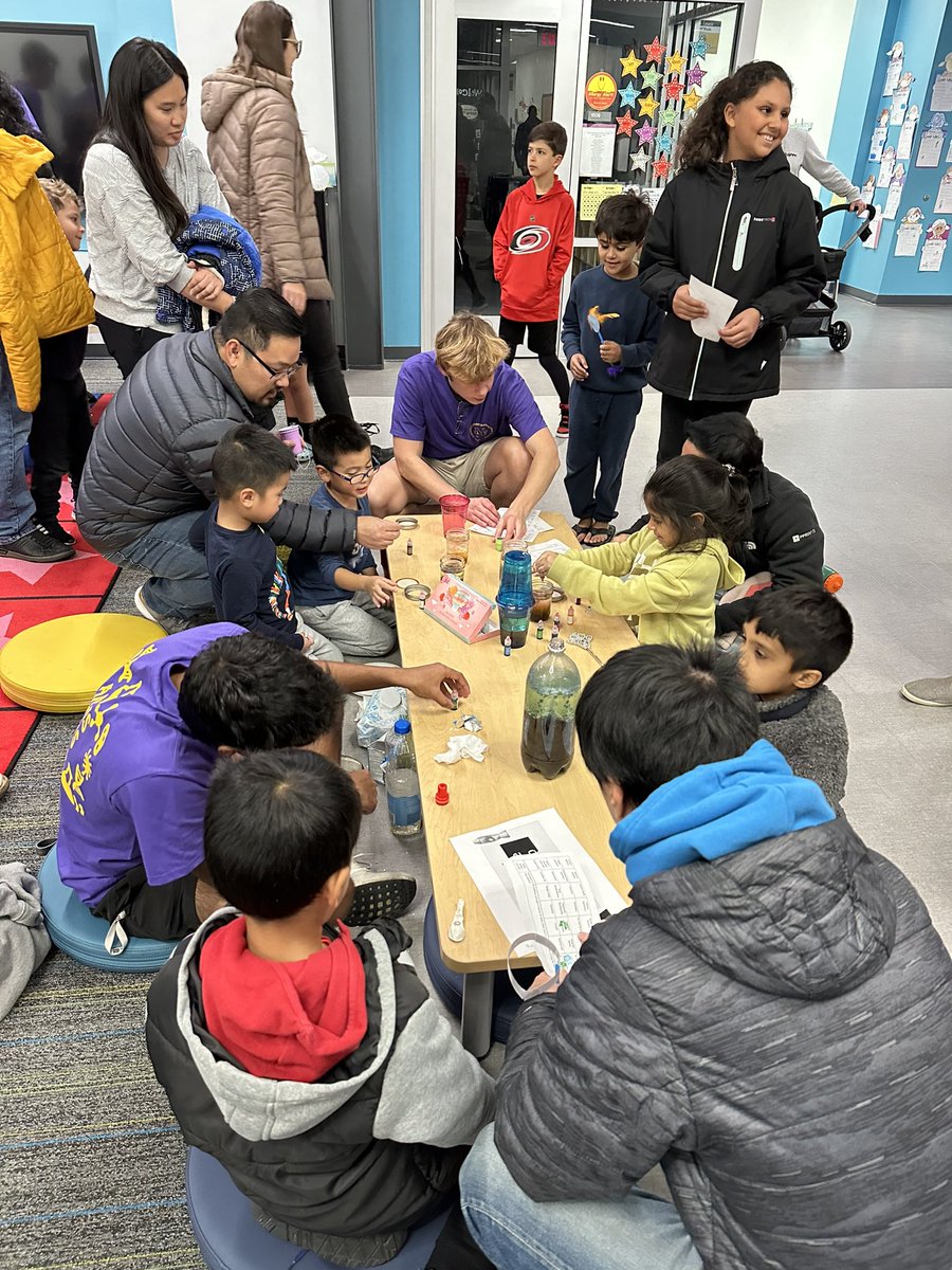 sarabowers2020's tweet image. Amazing STEM night @AFESStars! A huge shoutout to the AFHS Science National Honor Society for collaborating with us!!!