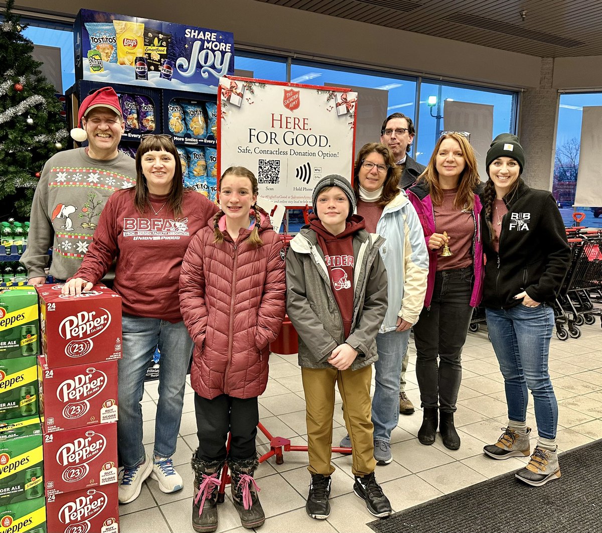 bbfa03030's tweet photo. This great group of BBFA members spread some holiday cheer ringing bells for the Salvation Army tonight at the Tops Market in Leroy. #bbfa #salvationarmy #happyholidays #bbpride π https://t.co/2hT0RwAAPI