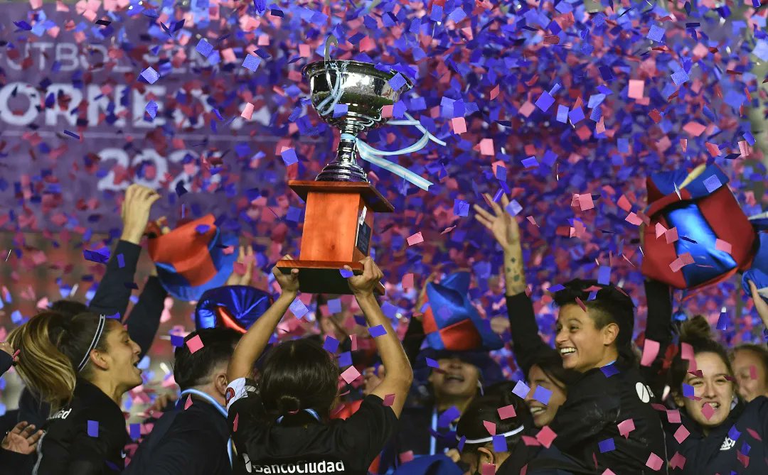SanLorenzo's tweet photo. 10 AÑOS, más de 100 TITULOS🏆

San Lorenzo en la última década: el más ganador del deporte nacional

⚽ Fútbol: 3 (incluida la Copa Libertadores 2014)

⚽ Fútbol Femenino: 2 (primer club en profesionalizar la disciplina)

🏀 Básquet: 14 (primer Pentacampeón de la Liga Nacional; bicampeón de América; primer club argentino que enfrenta a un equipo de la NBA)

⚽ Futsal femenino: 13 (el más ganador de la historia)

⚽ Futsal masculino: 13 (único club argentino ganador de la Copa Libertadores)

🏐 Vóley femenino: 11 (incluida la Liga Argentina 2021)

🏐 Vóley Masculino: 6 (ascendió a la Liga Argentina)

🏑 Hóckey sobre césped: ascenso a Primera

🏑 Hóckey sobre patines: campeón anual 2017

🎾 Tenis: 5 títulos de Primera de Interclubes

🥋 Taekwondo: 11 oros, 4 platas y 3 bronces en Campeonatos Mundiales

#SanLorenzo obtuvo, además, titulos en fútbol juvenil, handball, tenis de mesa, atletismo, karate, natación, bowling, ajedrez, fútbol senior, patín, gimnasia rítmica y deportes electrónicos, entre otros.