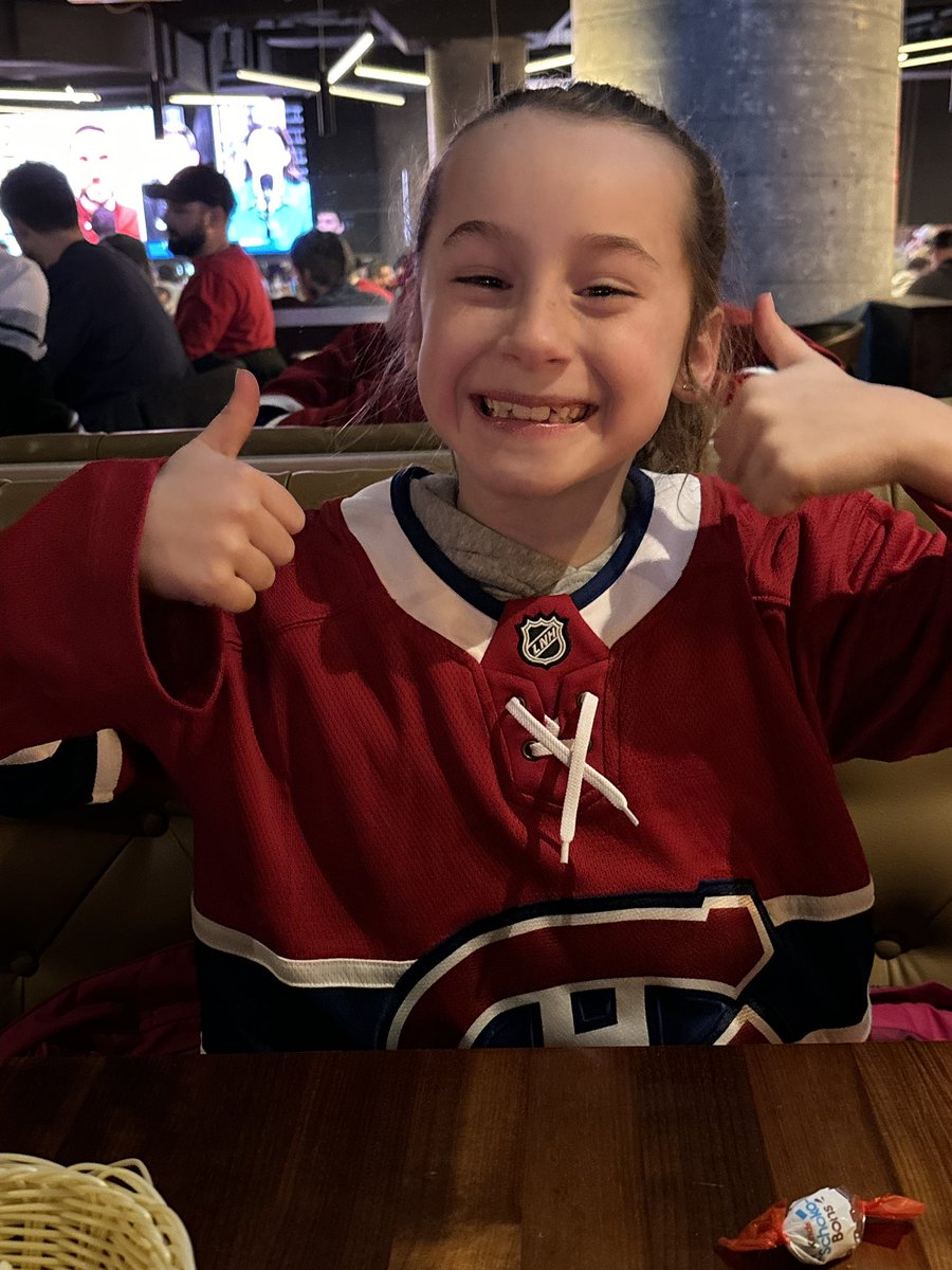 MathieuBourdea1's tweet image. Petit soirée père/fille au centre bell avec un souper a la cage avant!!! Une fille bien heureuse!!