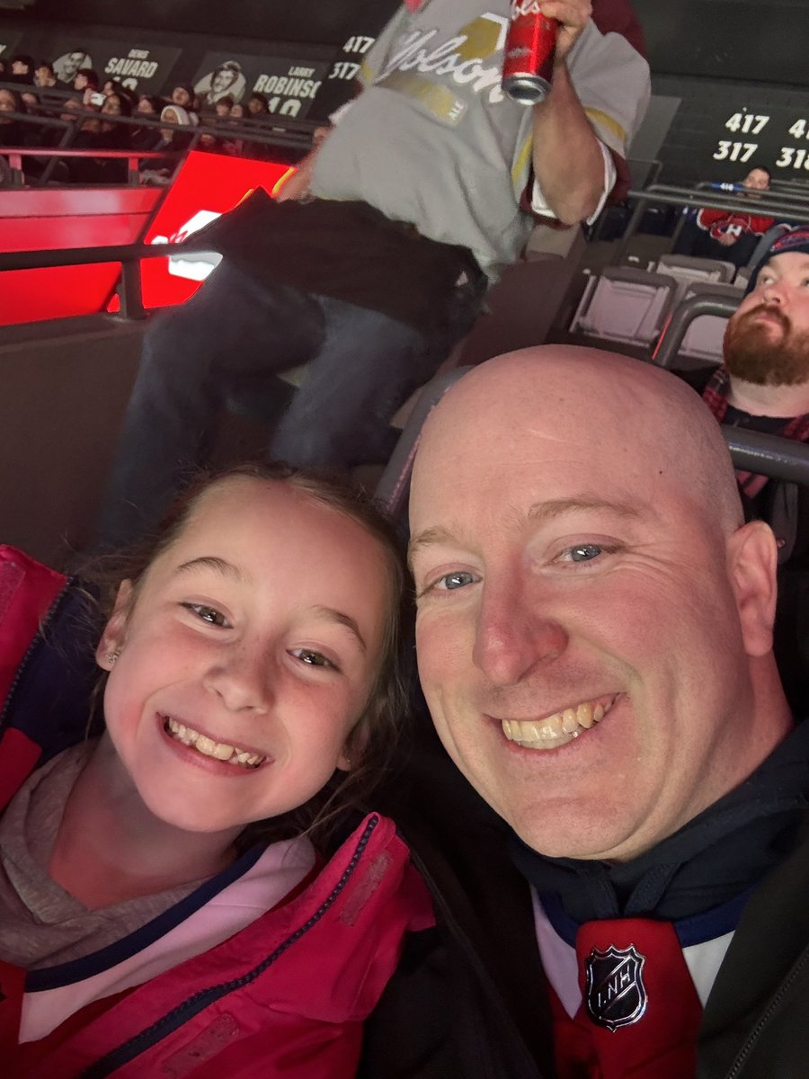 MathieuBourdea1's tweet image. Petit soirée père/fille au centre bell avec un souper a la cage avant!!! Une fille bien heureuse!!